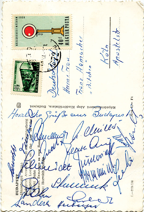Postkarte geschrieben von Karl-Heinz Schnellinger vom 8.11.1959 aus Budapest vom Länderspiel Ungarn - Deutschland. Mit ca.16 original Signaturen unter anderem von Rahn, Szymaniak, Stollwerk, Seeler, Schnellinger, Erhardt, Herberger u.a.. 15x10cm.