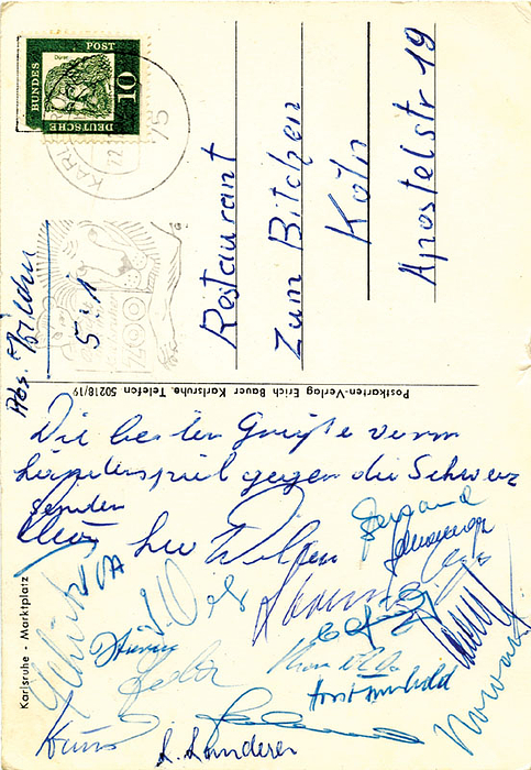 Postkarte geschrieben von Leo Wilden (1936-2022) vom Länderspiel  Deutschland v Schweiz (5:1) am 22.12.1962 in Karlsruhe mit 18 Originalsignaturen der damaligen Trainer und Spieler. 15x10,56 cm.