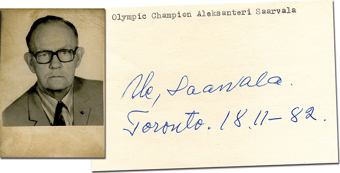 (1913-1989) Blancobeleg mit original Signatur von Aleksanteri Saarvala (FIN). Goldmedaille bei den Olympischen Spielen im Turnen am Reck, Bronze 1936 und Gold 1948 im Mehrkampf Team mit Finnlannd, 13x9 cm. Dabei S/W-Passfoto, 7,5x5,5 cm.