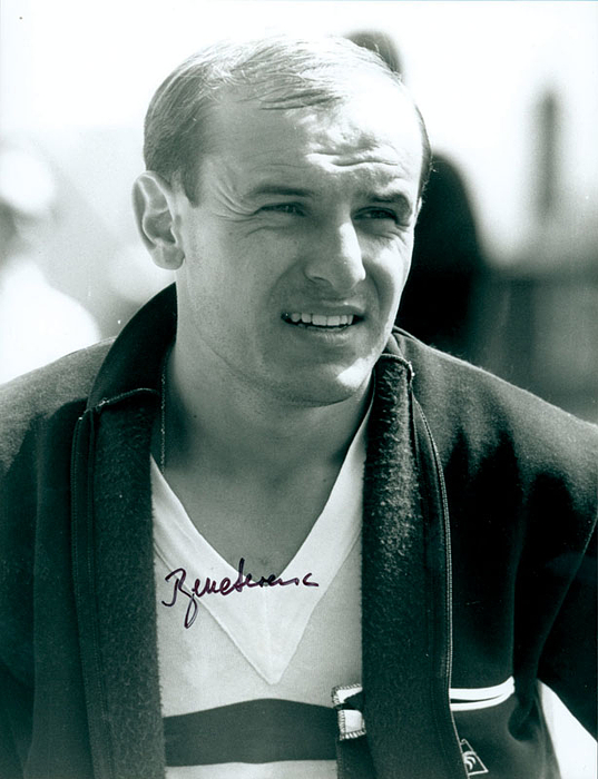 (1944-2006) S/W-Pressefoto mit original Signatur von Ferenc Bene. Fußballnationalspieler von Ungarn (76x), Goldmedaille bei den Olympischen Spielen 1964, 22x16,5 cm.