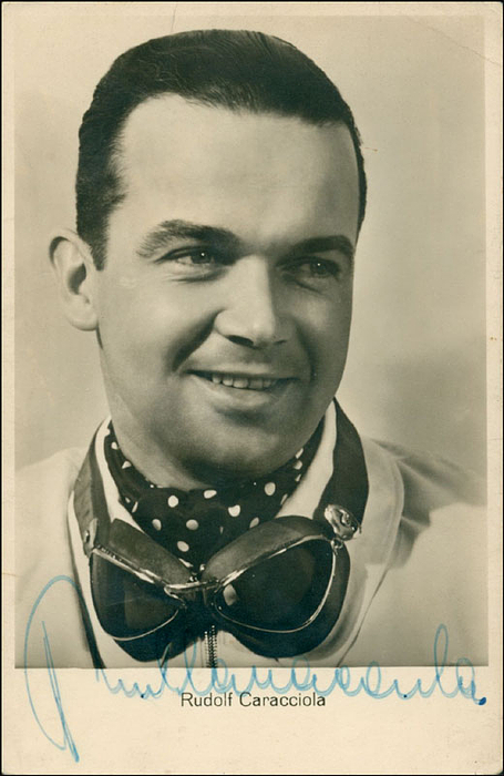 (1901-1959). s/w-Autogrammkarte mit Originalsignatur der deutschen Motorsportlegende und Grand Prix Siegers Rudolf Caracciola. 14x9 cm. Selten!.
