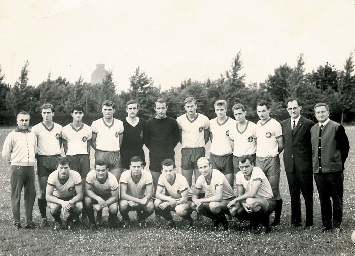 S/W-Mannschaftskarte von Lokomotive Leipzig 1966 mit 16 original Signaturen der Spieler des DDR Vizemeisters auf der Rückseite. 10,5x14,5 cm.