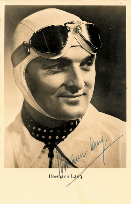 (1909-1987) Originalsignatur auf S/W-Fotokarte vom deutschen Mercedes-Silberpfeilpilot Hermann Lang (2 Grand Prix-Rennen 53/54). 14x9cm.