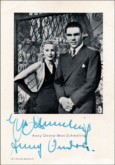 s/w-Autogrammpostkarte mit den Originalsignaturen von Max Schmeling (1905-2005; deutscher Schwergewichts-Boxer; zwischen 1930 und 1932 Schwergewichts-Boxweltmeister) und seiner Ehefrau, der Filmschauspielerin Anny Ondra (1903 - 1987). 15x11 cm.