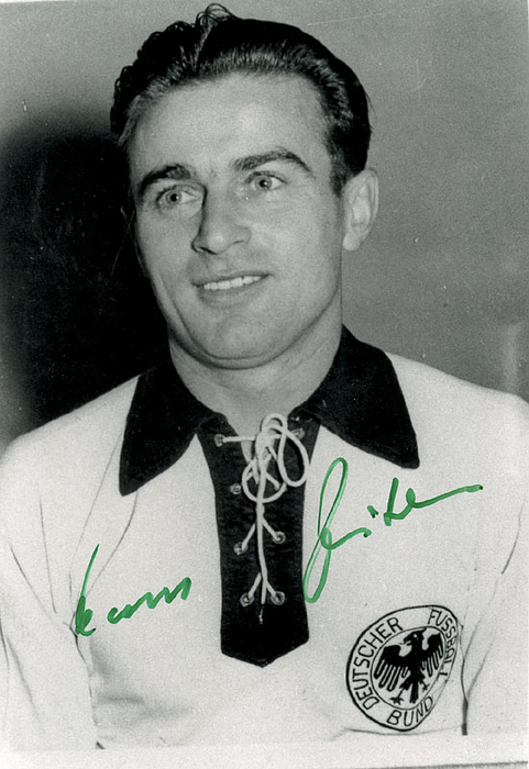 (1927-2018) S/W-Foto mit Originalsignatur von Johann „Hans“ „Jumbo“ Zeitler. Teilnehmer an den Olympischen Spielen 1952 und 1956 mit der deutschen Fußballnationalmannschaft der Amateure. 1 DFB A-Länderspiel 1952. 13x9 cm.