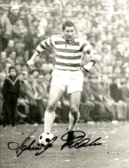 (1929-2003) S/W-Pressefoto (Horst Müller) von Helmut Rahn im Trikot des MSV Duisburg mit Originalsignatur. 40 A-LS mit 21 Toren von 1951-60, WM-Teilnehmer 1954 und Torschütze des entscheidenden 3. Tores (3:2) für Deutschland. 22x16 cm.