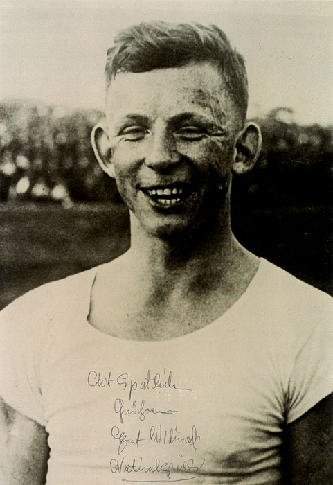 (1916-1997) s/w-Reprofoto mit Originalsignatur von Ernst Wilimowski. Nationalspieler und WM-Teilnehmer für Polen und Deutschland. 30x20 cm.