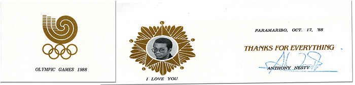 Visitenkarte mit original Signatur von Anthony Nesty (SUR). Goldmedaille bei den Olympischen Spielen 1988 im Schwimmen über 100 m Schmetterling. Karton, 4 Seiten,  10,5x7 cm.