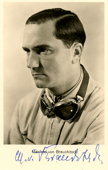 (1905-2003). Autogrammkarte mit original Signatur in Tinte von Manfred von Brauchitsch, der deutschen Motorsportlegende von Mercedes! 14x9 cm.