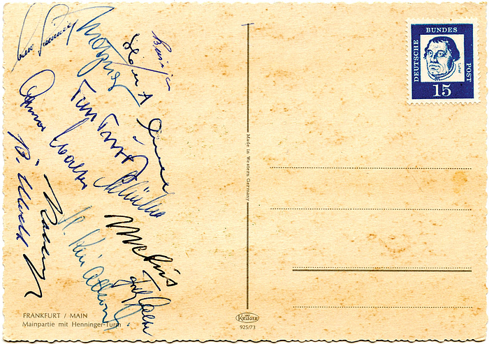 S/W-Postkarte von den frisch gekürten Fußball-Weltmeistern 1954 aus Frankfurt mit 12 Originalsignaturen der deutschen Spieler: O. Walter, Liebrich, Biesinger, F. Walter, Kohlmeyer, Eckel, Turek, Schäfer, Klodt, Mebus, Metzner, Kwiatkowski, 15x10,5 cm.