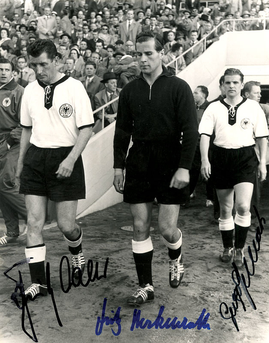 SW-Pressefoto mit Originalsignaturen der Fußball-Nationalspieler und Weltmeister 1954 Fritz Walter (1920-2002), Fritz Herkenrath (1928-2016) und Georg Stollenwerk (1930-2014). 20,5x16,5 cm.