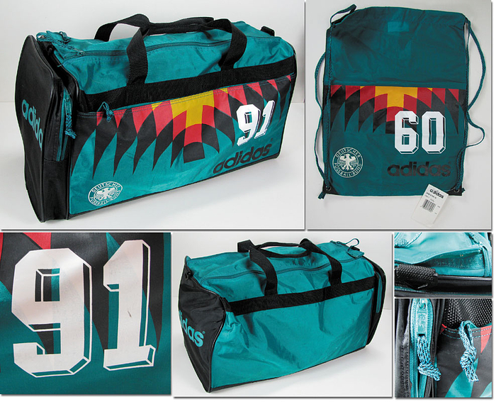 Original Sporttasche von der deutschen Nationalmannschaft von der Fußball-Weltmeisterschaft USA 1994 mit der weiß aufgedruckten Nummer "91" auf den Seiten der Tasche. Adidas mit dem DFB Logo und Design des DFB für den World Cup 1994.  51x29x33 cm. Dabei: Kleiner Kunststoffsack von adidas mit Nr. "60".