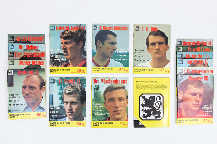 17 verschiedene Hefte „Stars im Stadion.Spielerportraits. Chronik. Fieberkurve. Bundesliga in 18 Folgen“. (nur Heft 16 fehlt "1.FC Nürnberg).