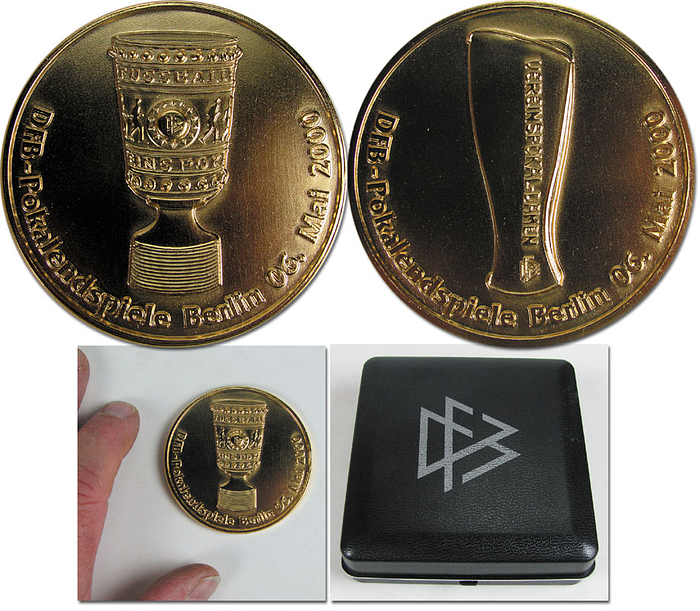Original Ehrenmedaille des DFB anläßlich der "DFB-Pokalendspiele Berlin 06.Mai 2000". Bronze, vergoldet, 6 cm in original Box.
