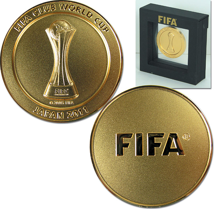 Offizielle Teilnehmermedaille "FIFA Club World Cup Japan 2011". Bronze, vergoldet, 5 cm. In original Kassette.