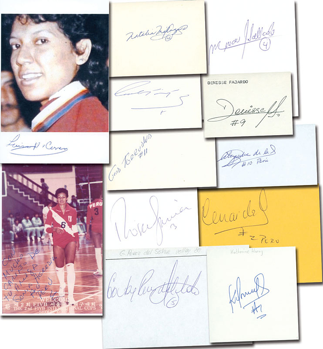 Silbermedaille im Volleyball Frauen für Peru bei den Olympischen Spielen 1988. Luisa Cervera, Alejandra de la Guerra, Denisse Fajardo, Miriam Gallardo, Rosa García, Katherine Horny, Natalia Málaga, Gabriela Pérez del Solar, Cecilia Tait, Gina Torrealva, Cenaida Uribe, Sonia Heredia.  1 Foto, 1 Reprofoto, 10 Blancobelege, 15x10 cm bis 10x8 cm. KOMPLETTES TEAM!.