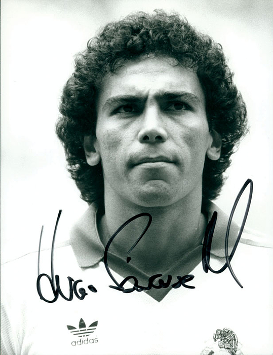 S/W-Pressefoto mit Originalsignatur von Mexikos Nationalspieler Hugo Sanchez (Real Madrid) im Trikot der Natinalmannschaft von Mexiko. Pressefoto von Horst Müller.  22x16,5 cm.