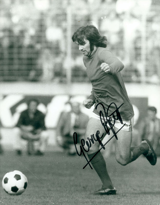 (1946-2005) S/W-Pressefoto mit Originalsignatur von George Best. Fußballlegende, Manchester United und Nordirischer Nationalspieler, Weltfussballer des Jahres. 21,5x17 cm cm.