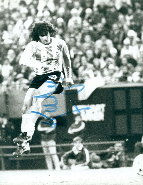 S/W-Pressefotos mit original Signatur von Mario Kempes, im Endspiel bei der FIFA - Fußball-Weltmeisterschaft 1978 Argentinien gegen Holland, 22x16 cm.