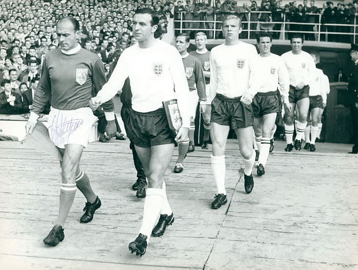 (1926-2014) s/w-Pressefoto mit Originalsignatur von Alfredo di Stefano. Fußball-Legende und WM-Teilnehmer 1962 mit Italien.  Di Stefano im Trikot der FIFA Weltauswahl im Spiel 1963 England v Rest of the World (1:2) in London, 24x18 cm.