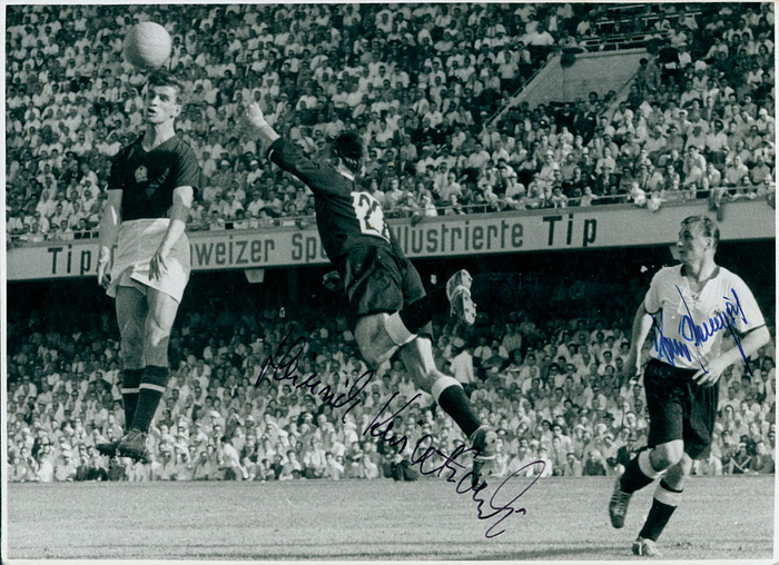 S/W-Pressefoto von der Fußball - Weltmeisterschaft 1954 vom Spiel Ungarn v Deutschland (8:3) am 20.6.1954 mit Originalsignatur vom Fußball - Weltmeister 1954 Jupp Posipal ((1927-1997); 32 A-Länderspiele 1951-56) und Heinrich Kwiatkowski (1926-2008), 17,5 x12,5  cm.