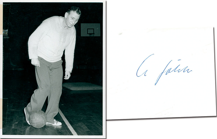 (1916-1975) S/W-Foto mit Originalsignatur von Ludwig Pöhler (1 A- Länderspiel 1939; Hannover 96) auf der Rückseite des Fotos, 12x9 cm.