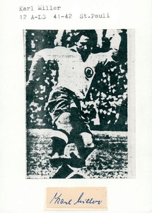 (1913-1967) Blancobeleg (4x1,5 cm) mit Originalsignatur von Karl Miller (St. Pauli; DFB A- LänderspieleLS 1941 - 1942.). Aufmontiert auf Sammelkarte, 15x10,5 cm.