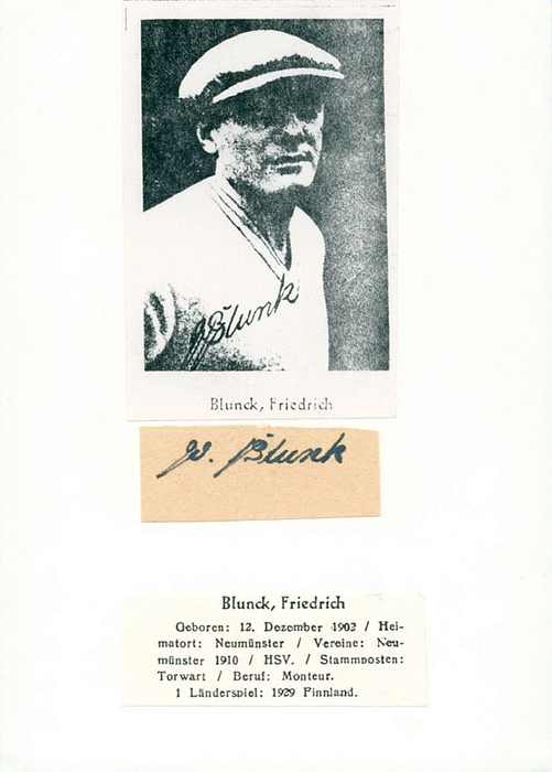 (1902-1975) Blancobeleg (4,5x2 cm) mit Originalsignatur von Wilhelm Friedrich „Fiete“ Blunk. ( 1 DFB  A- Länderspiel 1929 gegen Finnland). Aufmontiert auf Sammelkarte, 15x10 cm.