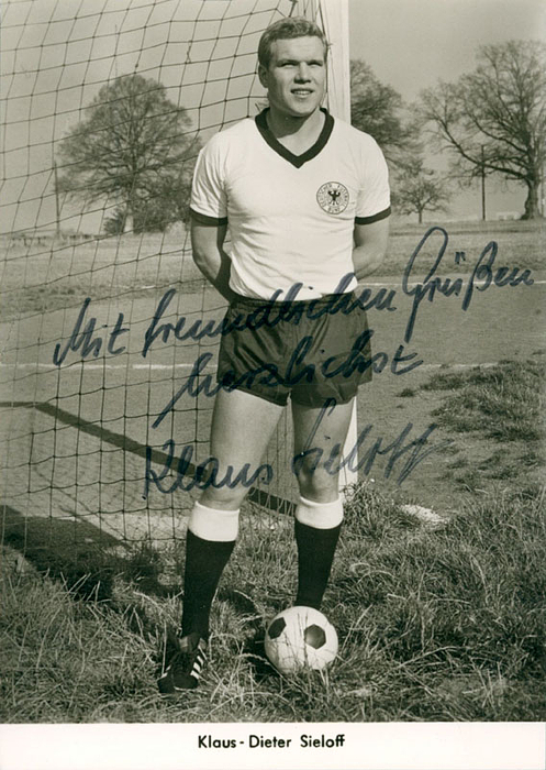 (1942-2011) S/W- Autogrammkarte mit Originalsignatur von Klaus-Dieter Sieloff (14 DFB A- LänderspieleLS 1964-1971 für die deutsche Fußballnationalmannschaft. Vize-Weltmeister 1966. Deutscher Fußmallmeister mit Borussia Mönchengladbach 1970 und 1971) 14,8x10,5 cm.