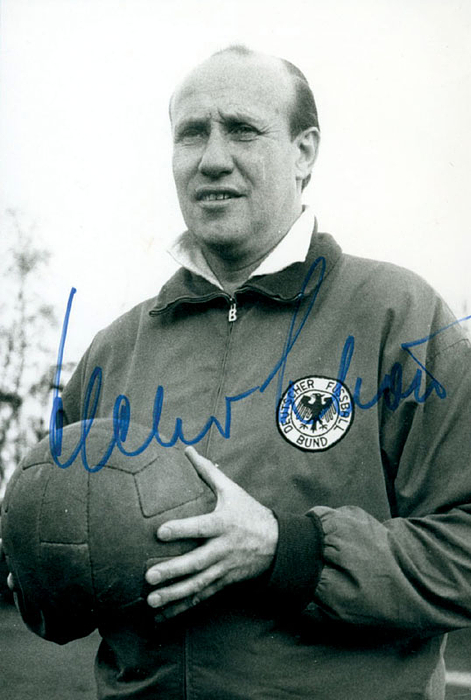 (1915-1996) S/W-Foto mit Originalsignatur von Helmut Schön (DFB-Nationalspieler und Trainer der Weltmeistermannschaft 1974; DFB Nationalspieler, Dresdner SC), 13,5x8 cm.