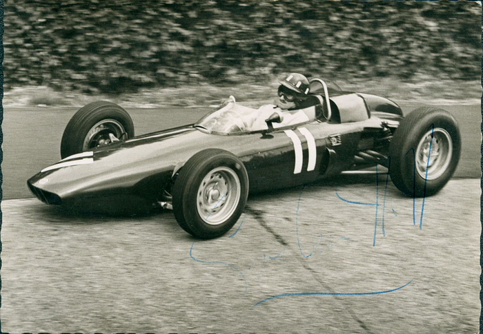 (1929-1975) S/W-Autogrammkarte mit Originalsignatur von Graham Hill. Britischer Automobilrennfahrer und 2facher Formel-1 Weltmeisters von 1962 + 1968 Graham Hill (176 Grand Prix). 14,8x10 cm.