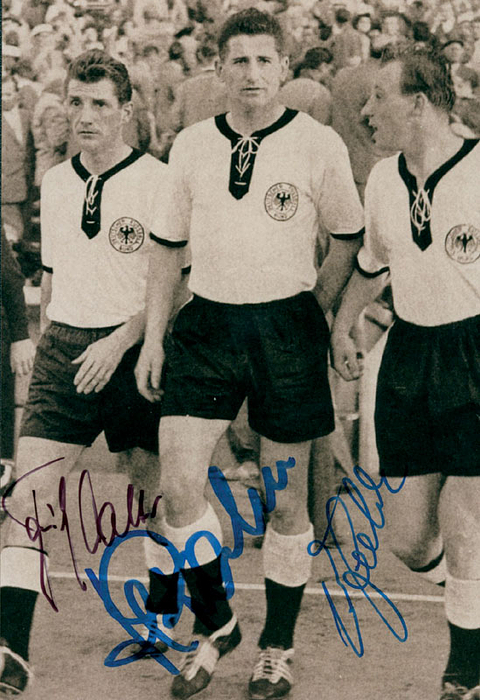 S/W-Reprofoto "Walter/Rahn/Seeler im DFB-Trikot" mit den Originalsignaturen (FS) der drei Fußballlegenden Fritz Walter, Helmut Rahn und Uwe Seeler. 15x10cm.