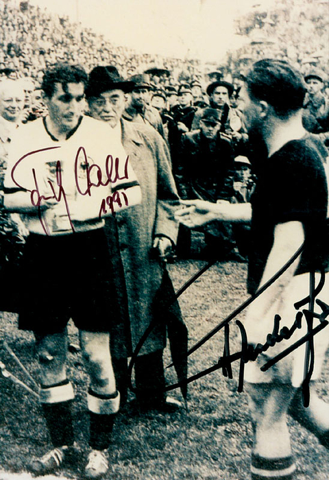 S/W-Reprofoto vom Endspiel der Fußball Weltmeisterschaft 1954 in der Schweiz Deutschland - Ungarn (3:2) mit den beiden Kapitänen Fritz Walter (1920-2002) und Ferenc Puskas (1927-2006). Mit den original Signaturen beider Spieler, 15x10 cm cm.