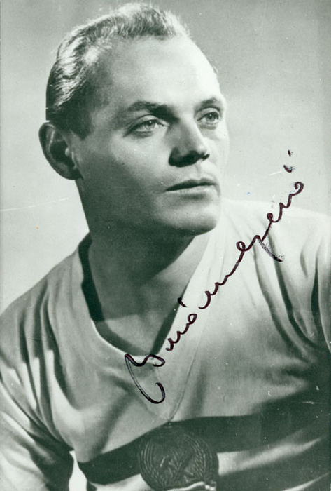 (1925-2015) S/W-Foto vom verstorbenen Vize-Weltmeister 1954 und Olympiasieger 1952 mit Ungarn Jenö Buzanszky. 13,5x9 cm.