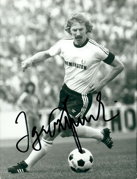 (1944-2022) S/w-Pressefoto (HorstMüller) mit Originalsignatur von Jürgen Grabowski (44 DFB A- Länderspiele 1966-74; Fußball - Weltmeister 1974; Eintracht Frankfurt) im Trikot von Eintracht Frankfurt,21,5x16,5 - 23,9x18,2 cm.