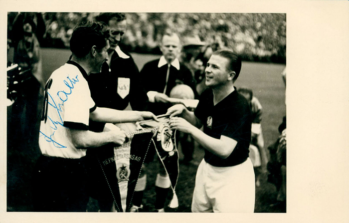 (1920-2002) s/w-Pressefoto (Reilar-Press, Frankfurt) mit Originalsignatur von Fritz Walter. Deutscher Fußballspieler. 61 A-LS, Ehrenspielführer der deutschen Fußball-Nationalmannschaft und Weltmeister 1954), beim Wimpeltausch mit Ferenc Puskas vor dem Endspiel der Fußball - Weltmeisterschaft 1954 Deutschland v Ungarn, 14x9 cm.
