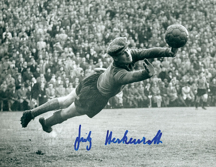 (1928-2016) S/W-Pressefoto (Horst Müller) vom 6.11.960 mit original Signatur von Fritz Herkenrath (21 DFB A-LS von 1954-1958; Rot-Weiß Essen), 14,5x10 cm.