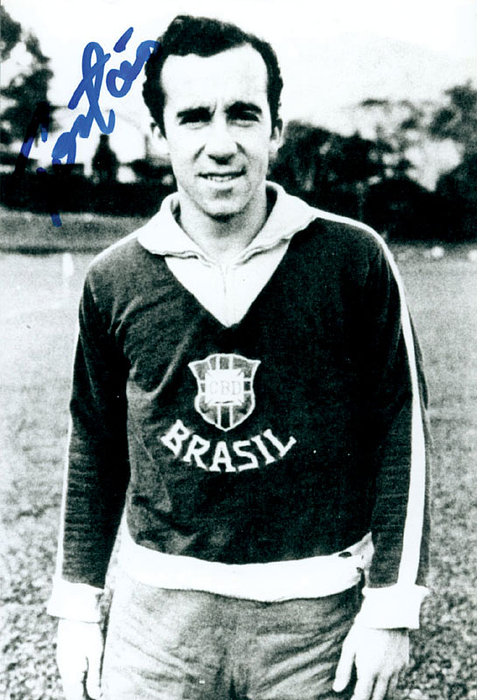 Weltmeister 1970 mit Brasilien. Handsigniertes S/W-Reprofoto (10,5x15,5cm) von Tostao. Autogramme von Tostao sind extrem selten!.