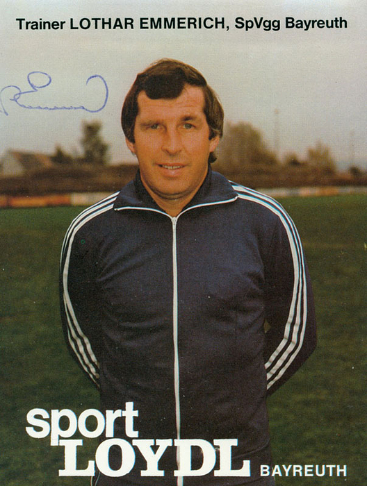 (1941-2003) Farb-Autogrammkarte (Trainer SpVgg Bayreuth) mit Originalsignatur von Lothar Emmerich. Deutscher Fußballspieler. Borussia Dortmund. 5 A-LS 1966, Vizeweltmeister 1966. 15x10,5 cm.