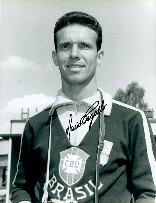 (1931-2024) S/W-Pressefoto mit Originalsignatur von Mario Zagallo. Ehemaliger brasilianischer Fußballspieler und Trainer der brasilianischen Nationalmannschaft mit libanesischer Abstammung; Fußball - Weltmeister 1958 und 1962. 22x16,5 cm.