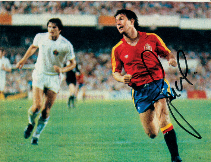 (1954-1992) Farbmagazinfoto mit original Signatur von Junaito (Real Madrid) im Trikot der Nationalmannschaft von Spanien, 15x11,5 cm.