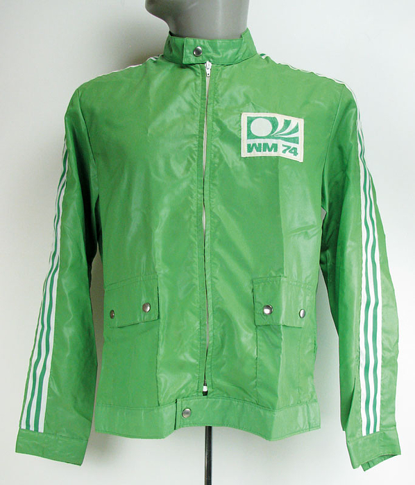 Original grüne Polyamid-Ordnerjacke von "Adidas“ mit aufgenähtem WM 1974-Logo. Größe 180.