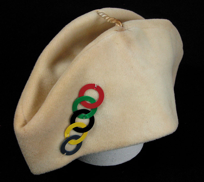 Offizielle Mütze für die Helfer der Hitler-Jugend bei den Olympischen Spielen in Berlin 1936. Filz, mit aufgenähten Olympischen Ringen aus Kunststoff. 24x11 cm.