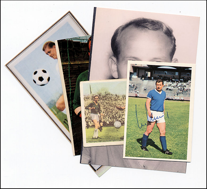 5 verschiedene Bildbeleg mit Originalsignaturen von Mitgliedern der Meistermannschaft 1958: Karl Borutta (1935-2002), Orzessek (1933-2012), Manfred Kreuz, 2x Karnhoff (1931-2015). 6,5x9,5 - 10x15cm.