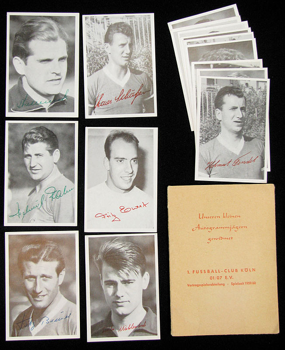 Unseren kleinen Autogrammjägern gewidmet. 1.Fussball - Club Köln Vertragsspielerabteilung - Spiezeit 1959/60. 19 Sammelbilder (komplette Serie!!!)  je 9,5x6,5 cm in original Pappmäppchen, 13,5x9,5 cm.