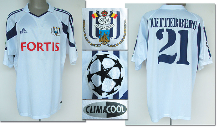 Original match worn Spielertrikot von RSC Anderlecht mit der Rückennummer 21. Getragen von Pär Zetterberg in der Champions-League-Saison 2004/2005. Zetterberg ist 30-facher Nationalspieler für Schweden. Trikot direkt von einem ehemaligen Zeugwart von Werder Bremen. Status:AAA.