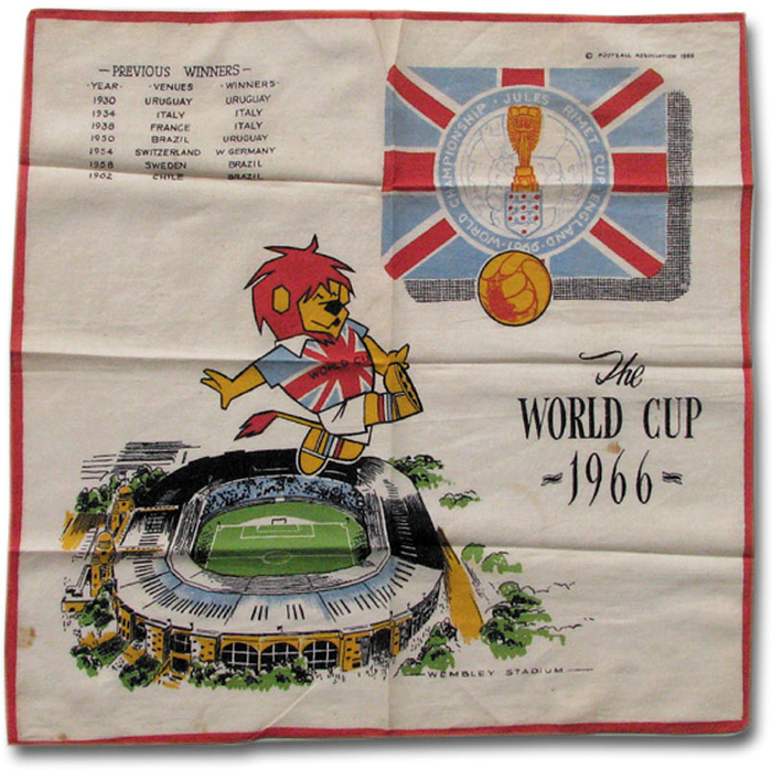 Dekroatives, farbig bedrucktes Seidentuch  "The World Cup 1966" mit World Cup Willi, offiziellen Logo der Fußball-Weltmeisterschaft 1966 und dem Wembley Stadion. 42x42 cm.