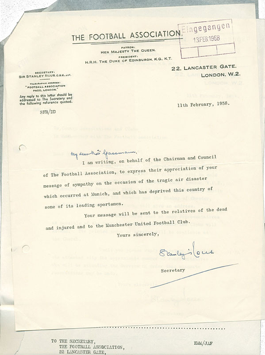 Original Brief datiert 11.02.1958 des Präsidenten der FA England Stanley Rous an die FIFA anläßlich des Flugzeugunglücks mit den toten Spielern von Manchester United am 6.02.1958. Mit original Signatur von Sir Stanley Rous (1895-1986; FIFA-Präsident 1961-1974).  Der Brief wurde an den Generalsekretär der FIFA Gassmann gerichtet. 25,5x20,5 cm Unikat!!!.