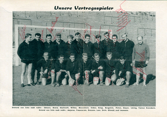 s/w-Mannschaftsbild von Alemannia Aachen aus ca. 1960 "Unsere Vertragsspieler" mit 19 Originalsignaturen, komplett igniert. 20,5x14,4 cm.