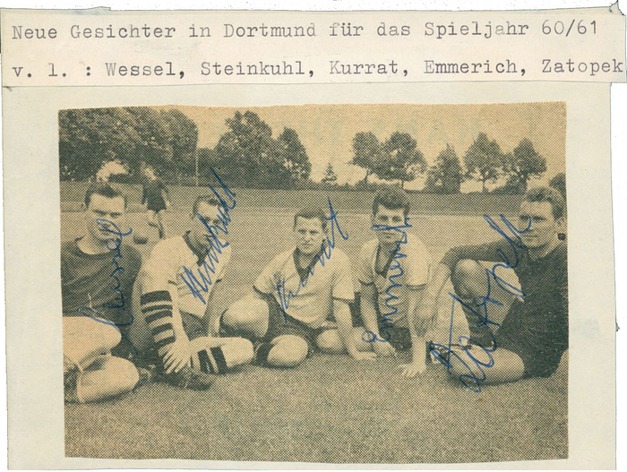 S/W-Zeitungsfoto (11x8 cm ) mit den Neuzugängen von Borussia Dortmund 1960. Komplett signiert von Wessel (1936-2022), Steinkuhl, Kurrat (1942-2017), Emmerich (1941-2003) und Zatopek (1932-2016). Auf Papier aufmontiert, 13,5x10,5 cm.